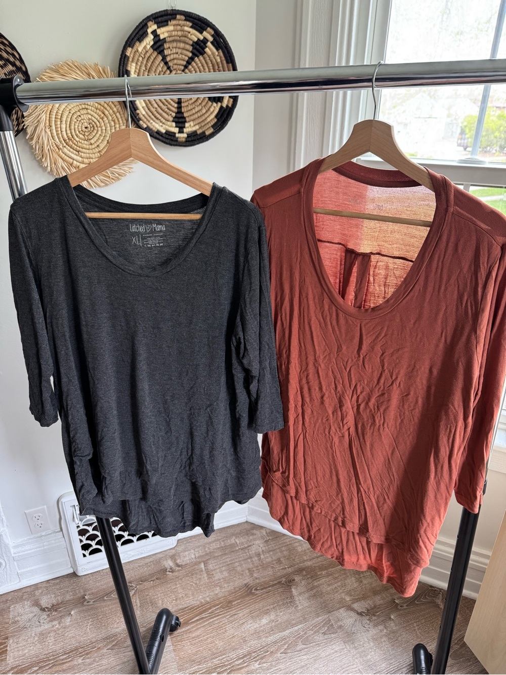Nursing latched mama - Lightweight Scoop Neck Top - Rust and Charcoal